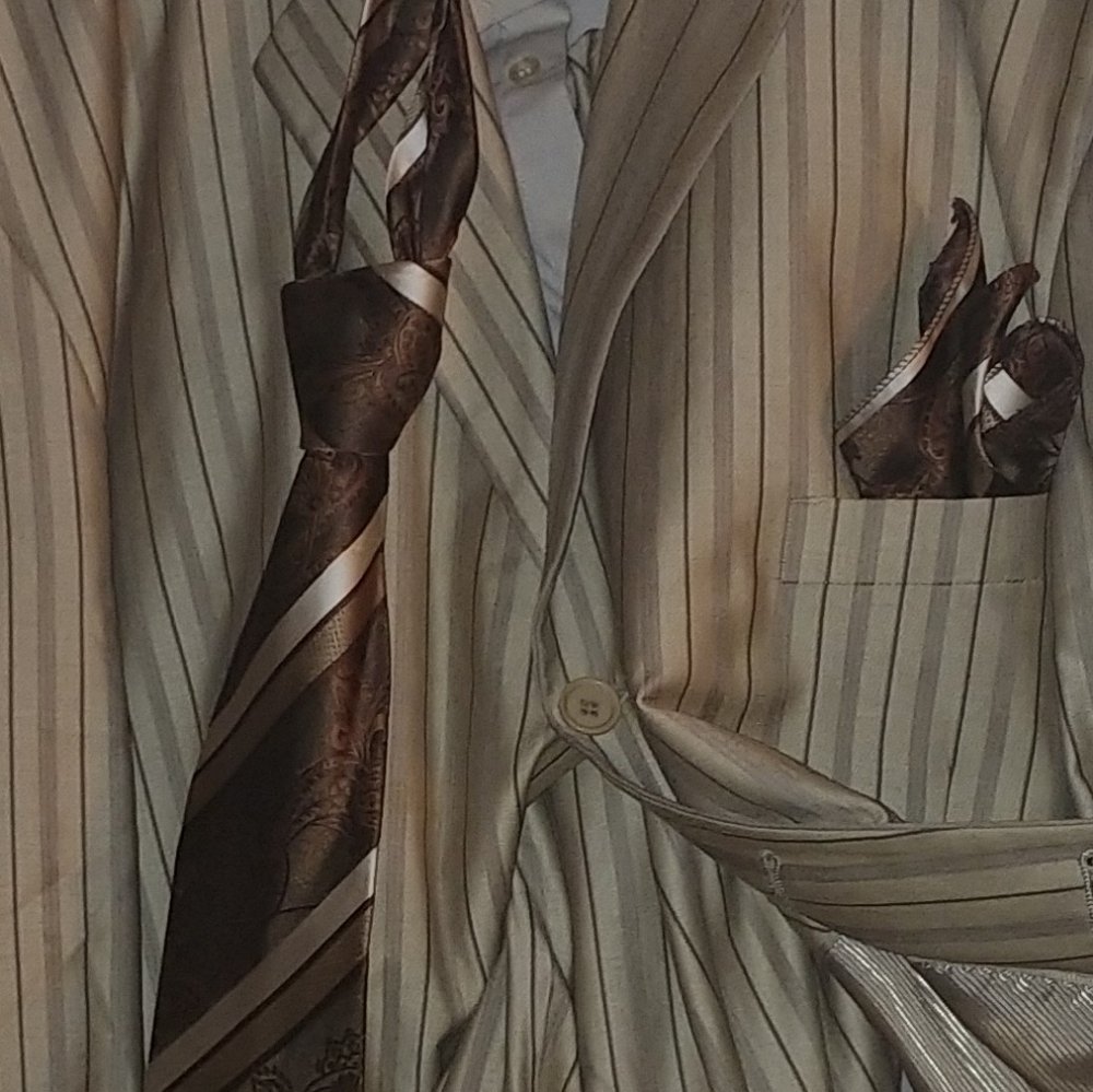 Giorgio Fiorelli

Suit/Shirt/Tie